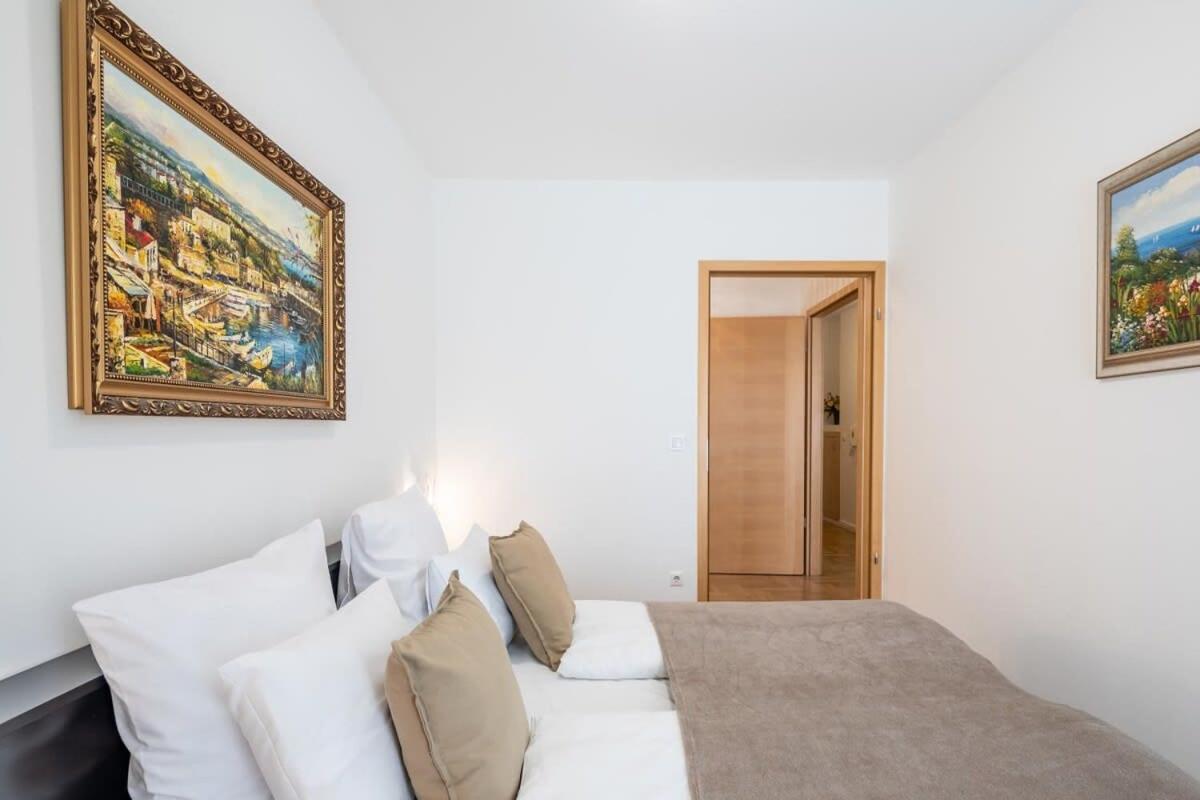 Homey Apartment With Ac And Balcony Budapest Exteriör bild