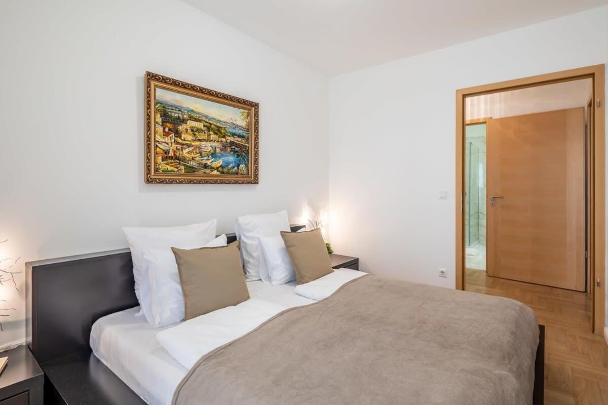 Homey Apartment With Ac And Balcony Budapest Exteriör bild