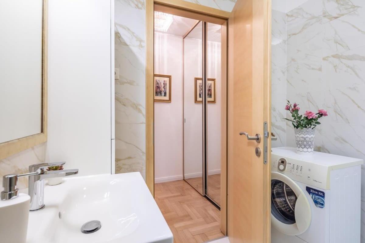 Homey Apartment With Ac And Balcony Budapest Exteriör bild