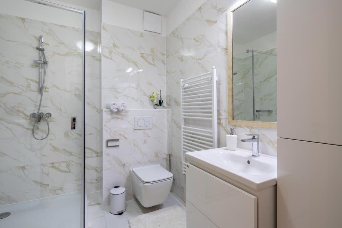 Homey Apartment With Ac And Balcony Budapest Exteriör bild