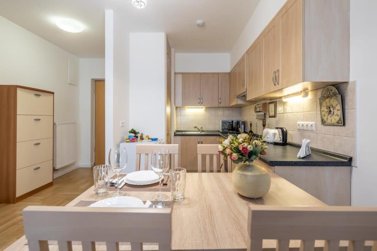 Homey Apartment With Ac And Balcony Budapest Exteriör bild