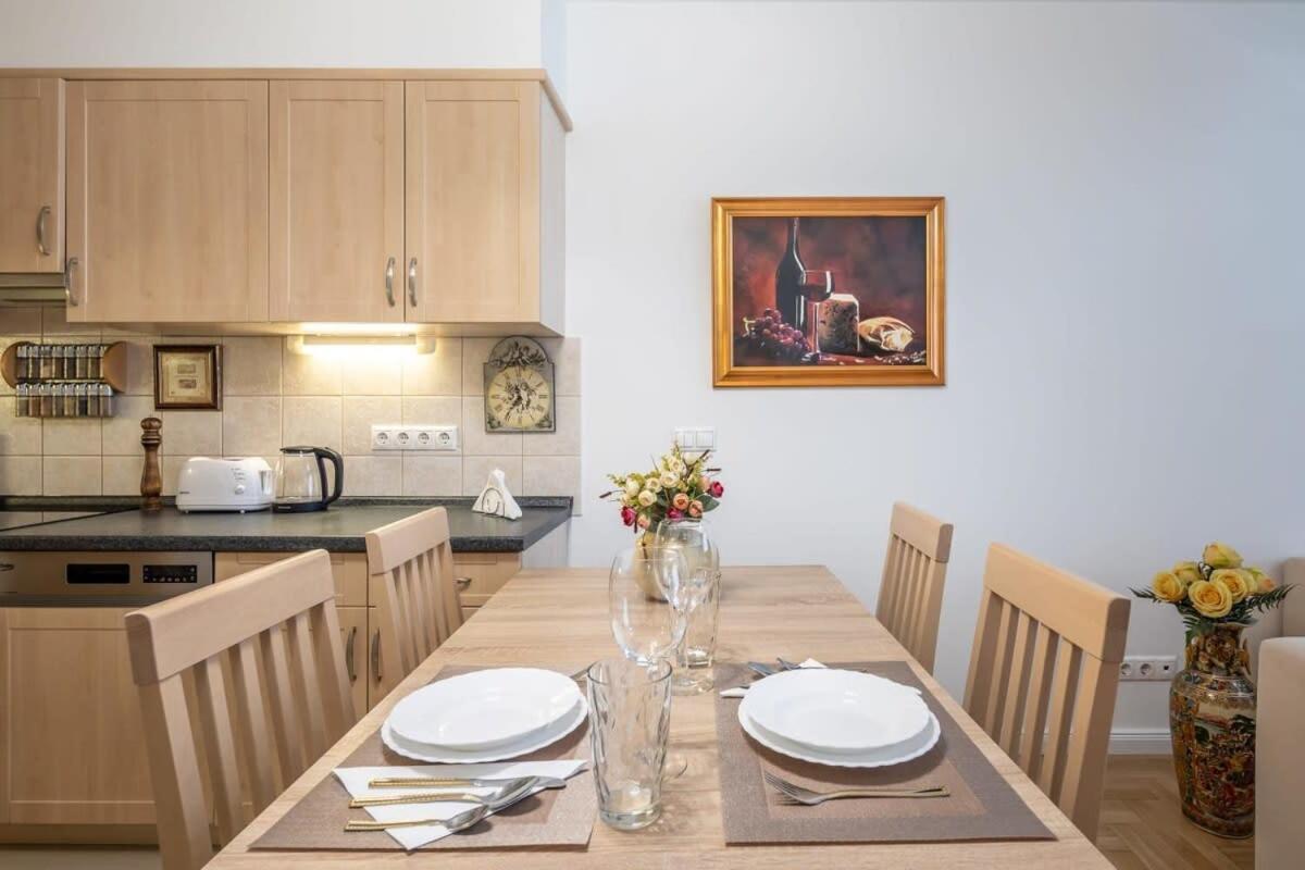 Homey Apartment With Ac And Balcony Budapest Exteriör bild