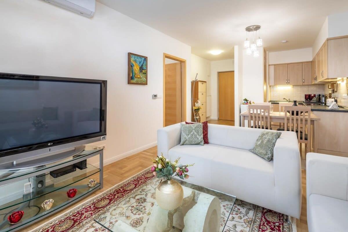 Homey Apartment With Ac And Balcony Budapest Exteriör bild