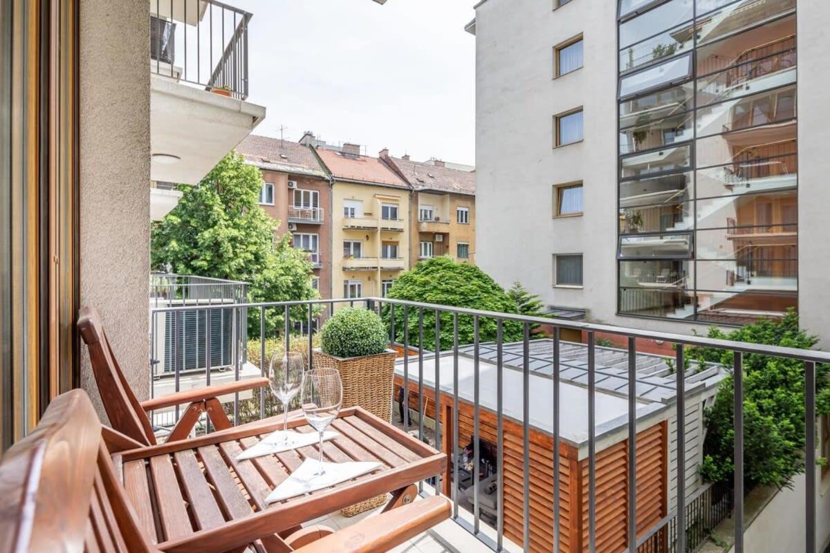 Homey Apartment With Ac And Balcony Budapest Exteriör bild